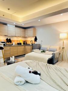 马尼拉Exquisite Japandi 2 & Mediterranean Breeze at Venice w Grand Canal View!的带两张床的房间和厨房 更多56张照片