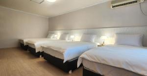 Hongdae Yeondral Park, Z3, 7 minutes from Hongik Univ Station Exit 5, elevator ok客房内的一张或多张床位