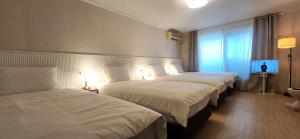 首尔Hongdae Yeondral Park, Z3, 7 minutes from Hongik Univ Station Exit 5, elevator ok的有两张床和一台电视的酒店房间 更多11张照片