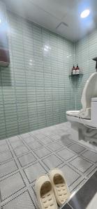 首尔Hongdae Yeondral Park, Z3, 7 minutes from Hongik Univ Station Exit 5, elevator ok的带卫生间和瓷砖地板的浴室