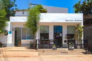 un edificio blanco con un banco delante en Hometel Barrio House Mactan, en Mactan