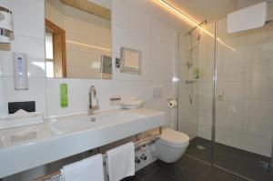 Koupelna v ubytování Hotel Stülzis + 37 fotografií