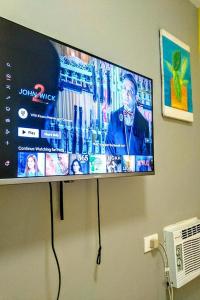 TV a/nebo společenská místnost v ubytování Hometel Barrio House Mactan + 13 fotografií