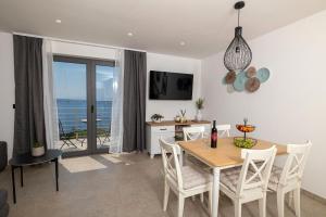 TV a/nebo společenská místnost v ubytování Traumhafte Finca nur 480 Meter zum Strand mit Meerblick, Privatpool, Waschmaschine