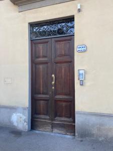 una puerta de madera en el lateral de un edificio en Casa Le Formiche Your home in Florence, en Florencia