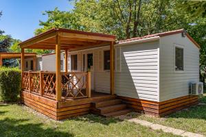 domek z werandą i tarasem w obiekcie Hungarospa Thermal Camping Mobilház w Hajduszoboszlo