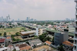 une vue aérienne d'une ville avec de grands immeubles dans l'établissement Homey and Comfort Stay 2BR Pakubuwono Terrace Apartment By Travelio, à Jakarta