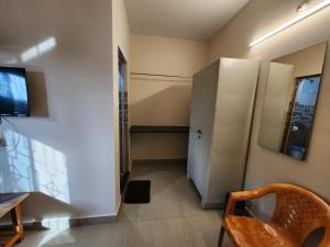 TV a/nebo společenská místnost v ubytování Sai Sharad Guest House