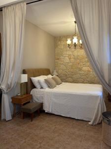 A bed or beds in a room at Hospitality M7