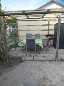 eine Terrasse mit Tisch und Stühlen unter einer Pergola in der Unterkunft 3 Zimmer Ferien & Monteurwohnung 1 Etage in Riedstadt