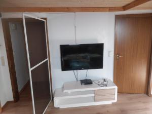 TV a/nebo společenská místnost v ubytování 2 Zimmer Monteur- und Ferienwohnung mit kleinen Wintergarten