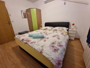 Postel nebo postele na pokoji v ubytování Apartma Patricija - big apartment for 6