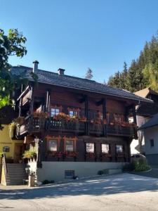 budynek z skrzyniami kwiatowymi na przodzie w obiekcie Haus Zedlacher w mieście Patergassen