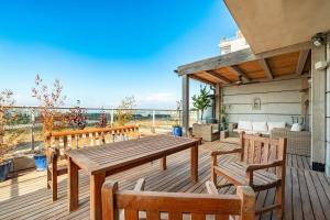 Balkón nebo terasa v ubytování Ramat Hasaron Modern 3BR Apt