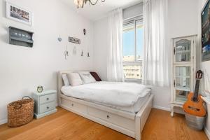 Postel nebo postele na pokoji v ubytování Ramat Hasaron Modern 3BR Apt