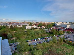 een luchtzicht op een parkeerplaats in een stad bij Lanterna Apartman - free parking in Zagreb +9 foto's