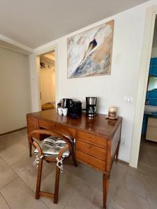 Příslušenství pro přípravu čaje a kávy v ubytování Welcome Traveller Leda Rooms