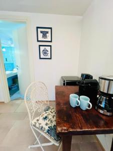 Příslušenství pro přípravu čaje a kávy v ubytování Welcome Traveller Leda Rooms