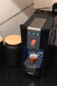 Kemudahan buat kopi dan teh di Studio Hagalil