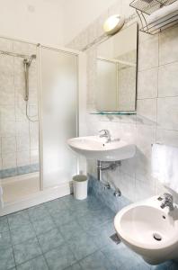 Koupelna v ubytování Hotel Trieste + 17 fotografií