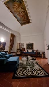 TV a/nebo společenská místnost v ubytování Bohemian Apartment - heart of Como