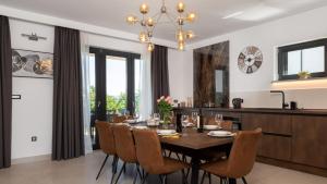 een eetkamer met een tafel en stoelen bij Villa Callista by Villas Holiday in Ružići