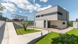 een huis midden in een park bij Villa Callista by Villas Holiday in Ružići