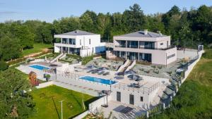 een luchtfoto van een huis met een zwembad bij Villa Callista by Villas Holiday in Ružići