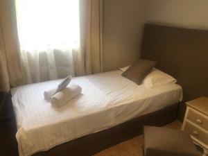 A bed or beds in a room at Hospitality M7