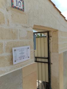 eine Tür zu einem Gebäude mit einem Schild darauf in der Unterkunft Mola Cristina House in Mola di Bari