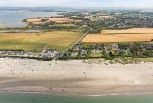 Gallery image of Vikings, West Wittering Home On The Beach in West Wittering