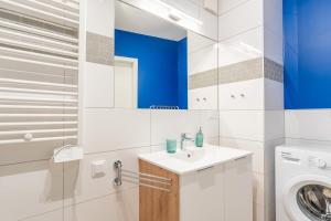 Un baño con lavabo y lavadora. en Apartament Lighthouse 03 SurfingBird Mrzeżyno, en Mrzeżyno 21 fotos más