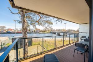 un balcón con vista a un río en Apartament Lighthouse 03 SurfingBird Mrzeżyno, en Mrzeżyno