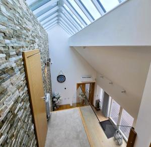 ein Dachbodenflur mit Ziegelwand und Oberlicht in der Unterkunft Fyne Edge - A Luxurious Lochside Haven in Minard