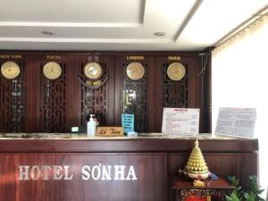 a hotel somalia counter with clocks on the wall at Khách sạn Sơn Hải in Ho Chi Minh City