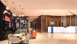 成都市にあるHoliday Inn Express Chengdu West Gate by IHGのロビー(テーブルと椅子付)