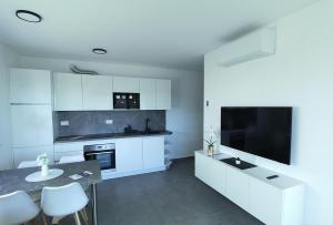 ザンブラティヤにあるResidence Frankのキッチン(白いキャビネット、黒いカウンタートップ付) +157枚の写真