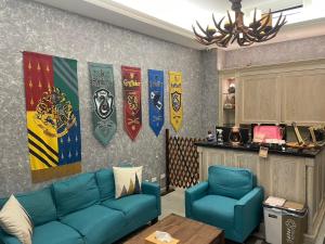 ein Wohnzimmer mit einem blauen Sofa und Flaggen an der Wand in der Unterkunft 鹿莫思 Lumos in Qingshui