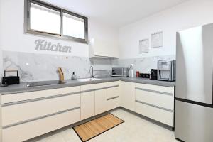 Η κουζίνα ή μικρή κουζίνα στο Atlantis Beach Garden Apartment