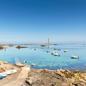 un gruppo di imbarcazioni in una cassa d’acqua di Chambre privée 350 m de la mer et proche et gr34 avec coin repas et micro onde a Plouguerneau