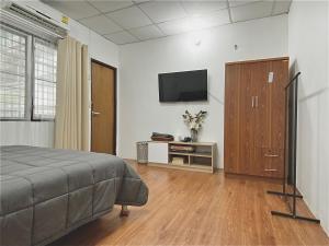 TV a/nebo společenská místnost v ubytování Cheap house 7min next to BTS Kasetsart , 5 bedroom