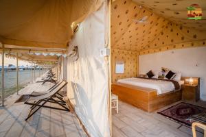 Limra Desert Camp的阳台或露台