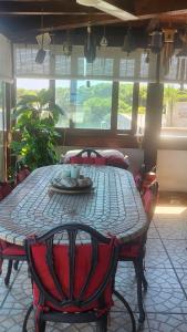 ein Tisch mit einem Teller Essen darauf in der Unterkunft nicolashouse on the sea 2 in Bari + 7 Fotos