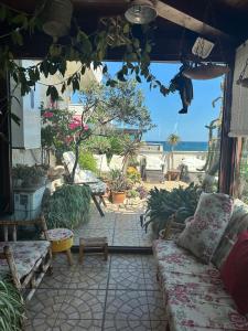 eine Terrasse mit Sofas und Strandblick in der Unterkunft nicolashouse on the sea 2 in Bari
