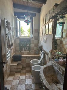 ein Badezimmer mit Toilette, Waschbecken und Badewanne in der Unterkunft nicolashouse on the sea 2 in Bari