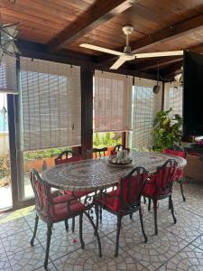 einen Esstisch mit Stühlen und einen Deckenventilator in der Unterkunft nicolashouse on the sea 2 in Bari