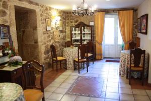 a dining room with a table and chairs at Casa de Turismo Rural Os Petroglifos in Boiro