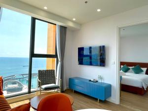 TV o dispositivi per l'intrattenimento presso LYNS Apartment - Ocean View with Infinity Pool &Firework