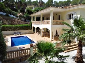 willa z basenem przed domem w obiekcie Poolvilla Patricia - Camp de Mar w mieście Andratx