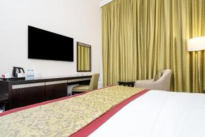 Кровать или кровати в номере Millennium Central Doha